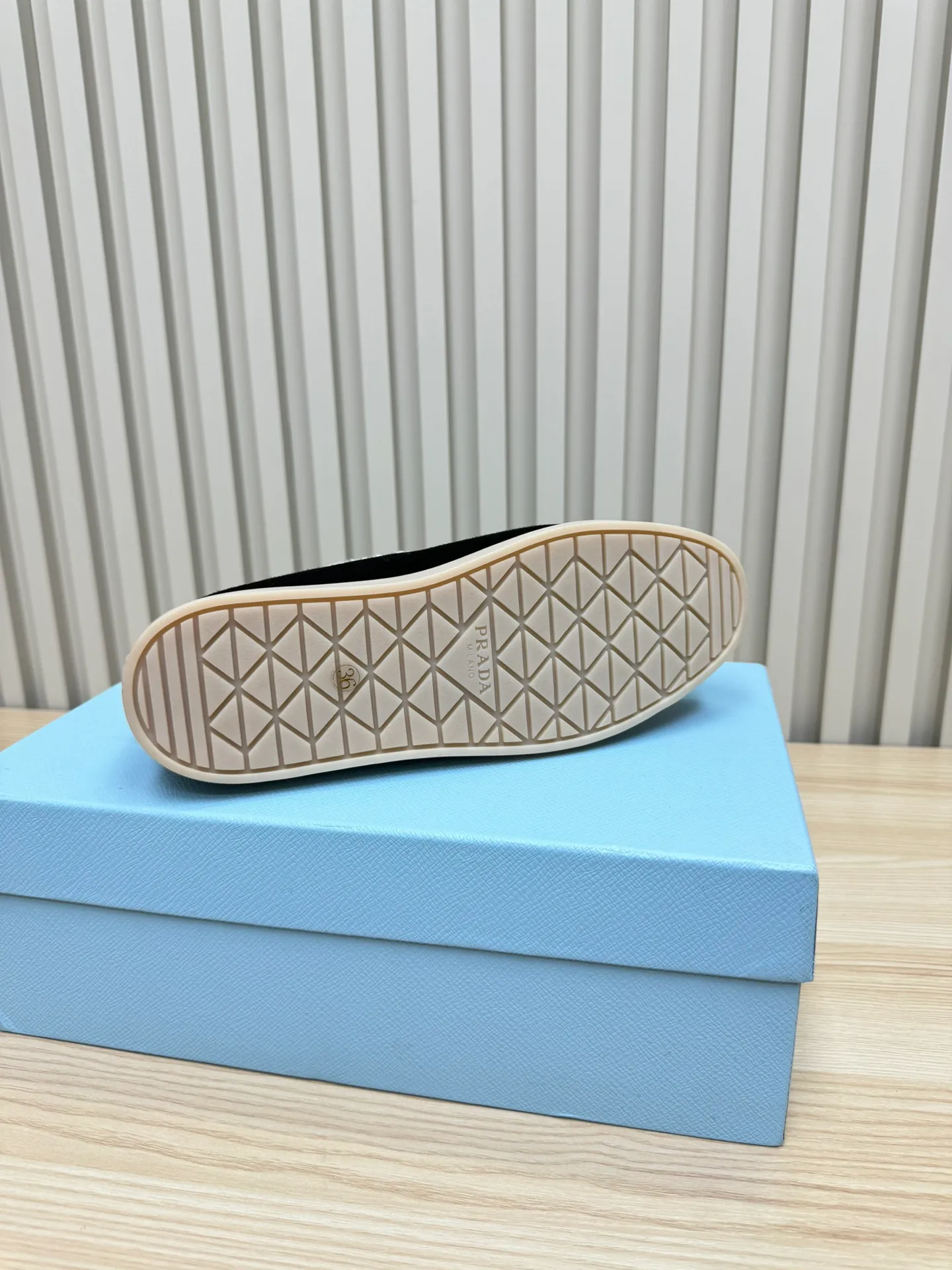 p580 Prada couple loafers｜Winter warmth and good looks at the same time online❄️👫 This is the C position of the shoe cabinet this autumn and winter! Prada's new couple's loafers are high-end yet still stylish~ ✨Imported frosted cowhide fabric, exquisite texture and high-end at first glance 🐑Australian imported sheepskin fur integrated lining, maximum warmth retention! It is also super warm to wear in winter in the north. 🔺The classic triangle logo embellishes the upper, which is simple and elegant, with perfect recognition. 💯Original TPU absorbent film outsole, non-slip, wear-resistant and durable. A must-have item for couples to go out on the street! The upper foot instantly enhances the overall outfit level, whether it is paired with a coat or a down jacket, it looks great ~ #Prada Loafers #coupleshoesrecommend #wintermusthaveshoes #luxurywear Outfit Fabric: Imported two-layer frosted cowhide Lining: Sheepskin imported from Australia One piece Outsole: Original Tpu absorbent film outsole Female size: 35~41 (customized in 41) Male size: 39~45 (customized in 45)